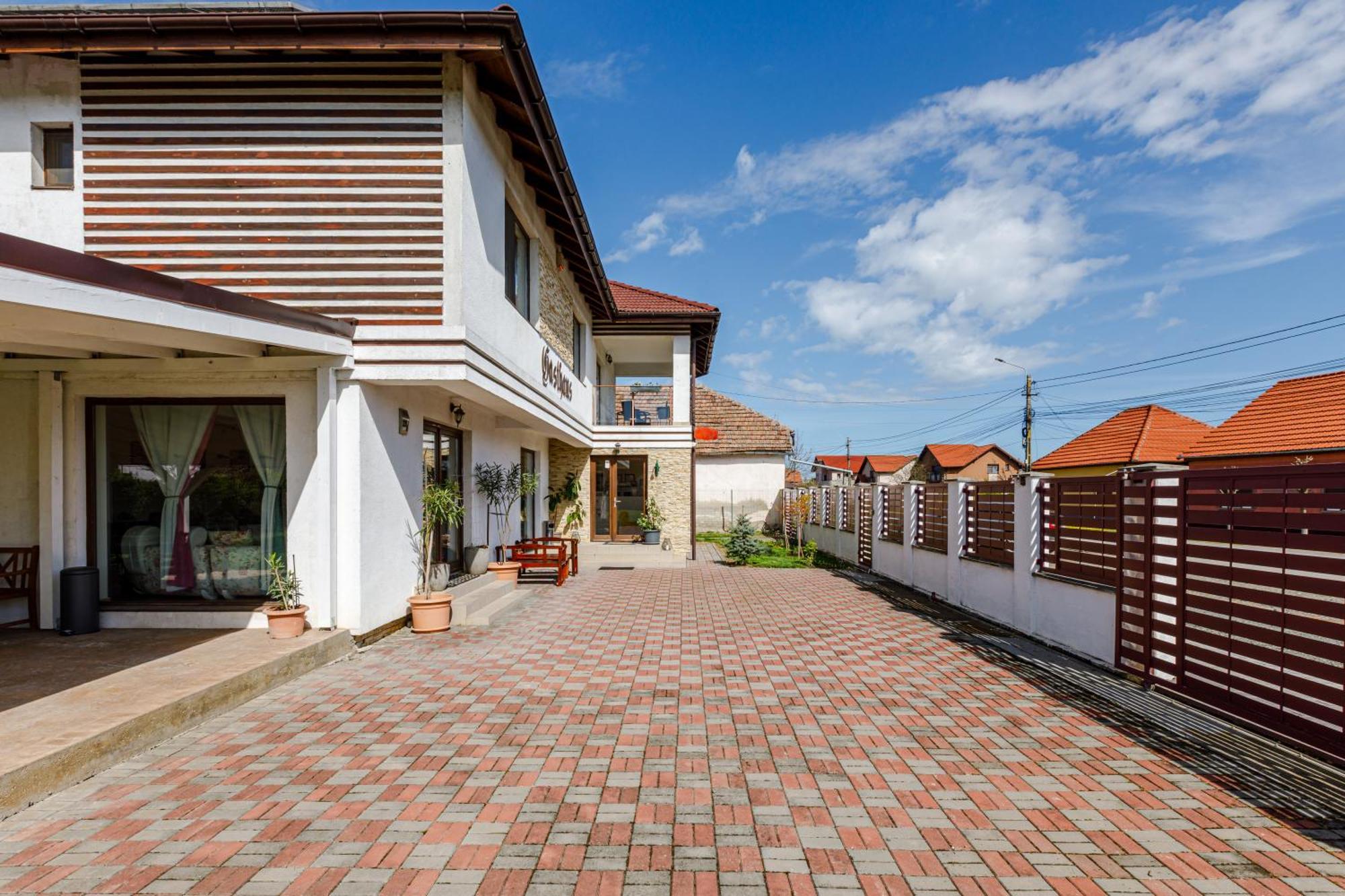 Hotel Wings Gasthaus Timişoara Exterior foto